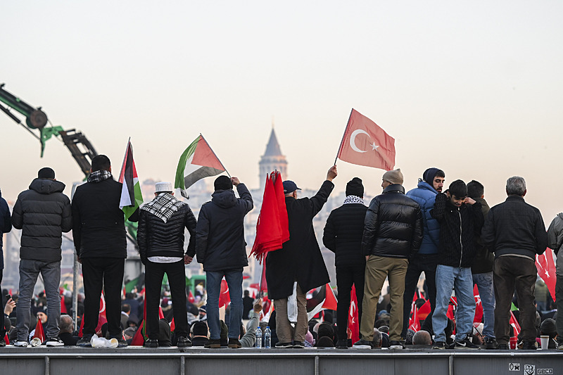 Yeni yılın ilk gününde Galata Köprüsü’nde tarihi görüntüler: Zulmün olduğu yerde tarafsız kalınmaz