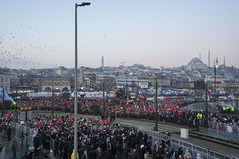 Yeni yılın ilk gününde Galata Köprüsü’nde tarihi görüntüler: Zulmün olduğu yerde tarafsız kalınmaz