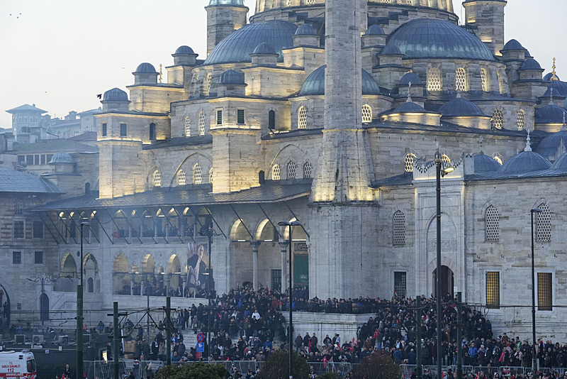 Yeni yılın ilk gününde Galata Köprüsü’nde tarihi görüntüler: Zulmün olduğu yerde tarafsız kalınmaz