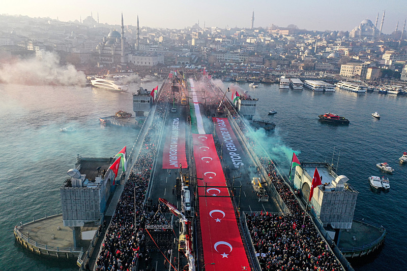 Yeni yılın ilk gününde Galata Köprüsü’nde tarihi görüntüler: Zulmün olduğu yerde tarafsız kalınmaz