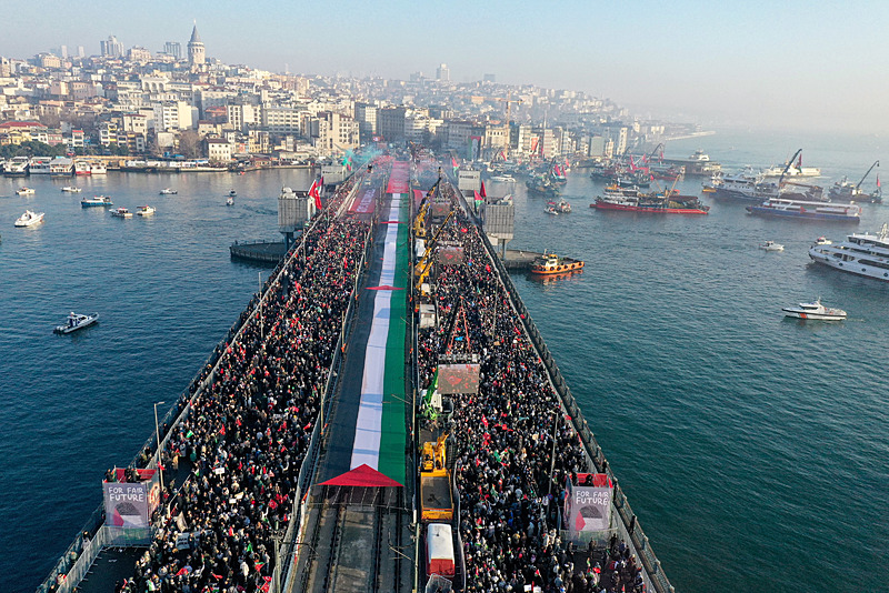 Yeni yılın ilk gününde Galata Köprüsü’nde tarihi görüntüler: Zulmün olduğu yerde tarafsız kalınmaz