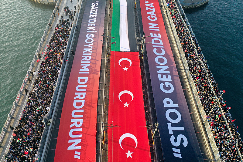 Yeni yılın ilk gününde Galata Köprüsü’nde tarihi görüntüler: Zulmün olduğu yerde tarafsız kalınmaz