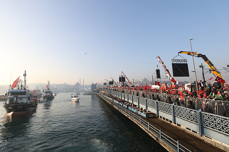 Yeni yılın ilk gününde Galata Köprüsü’nde tarihi görüntüler: Zulmün olduğu yerde tarafsız kalınmaz