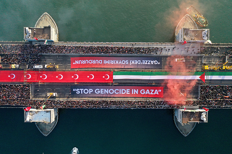 Yeni yılın ilk gününde Galata Köprüsü’nde tarihi görüntüler: Zulmün olduğu yerde tarafsız kalınmaz