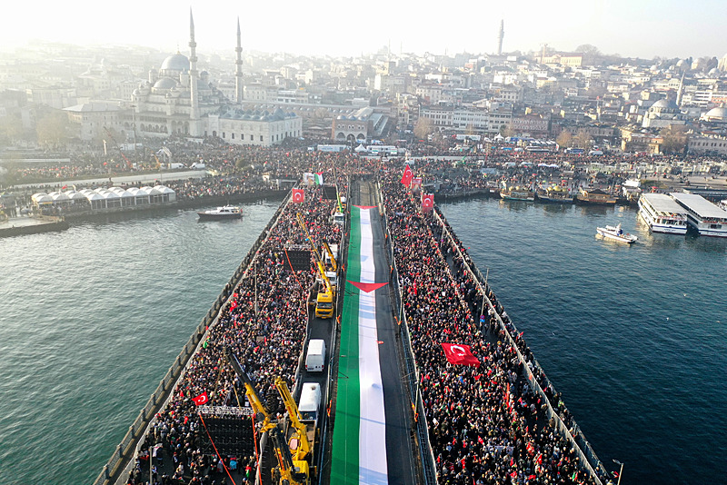 Yeni yılın ilk gününde Galata Köprüsü’nde tarihi görüntüler: Zulmün olduğu yerde tarafsız kalınmaz