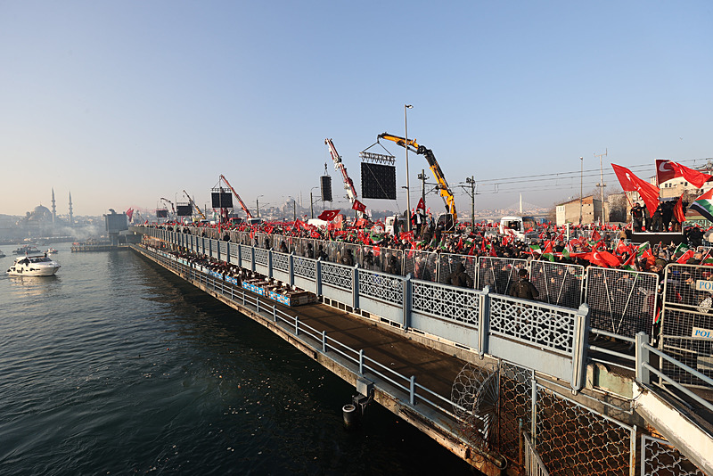 Yeni yılın ilk gününde Galata Köprüsü’nde tarihi görüntüler: Zulmün olduğu yerde tarafsız kalınmaz