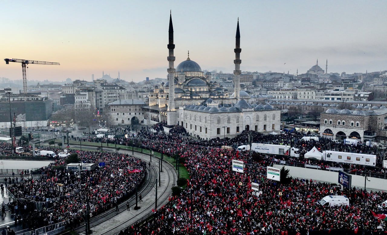 Yeni yılın ilk gününde Galata Köprüsü’nde tarihi görüntüler: Zulmün olduğu yerde tarafsız kalınmaz