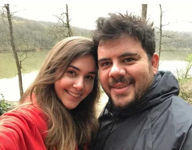 Evlilik yıl dönümlerini Paris’te kutlamışlardı! Eser ve Berfu Yenenler dolandırıldıklarını açıkladı!