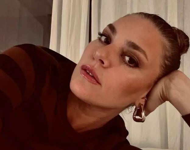 Aslı Enver minik kızı Elay’ı gezmeye çıkarttı! İlk adımlarını atan sevimli Elay’ın o anları!