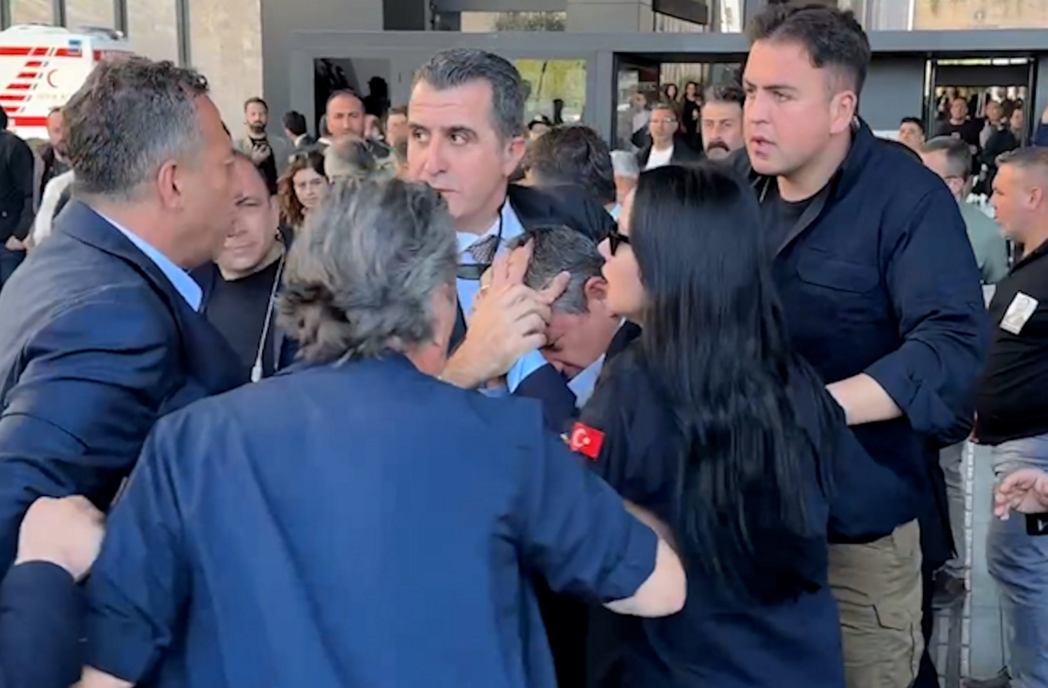 CHP genel başkanı Özgür Özel’e yapılan saldırı provokasyonunun arkasında kimler var?