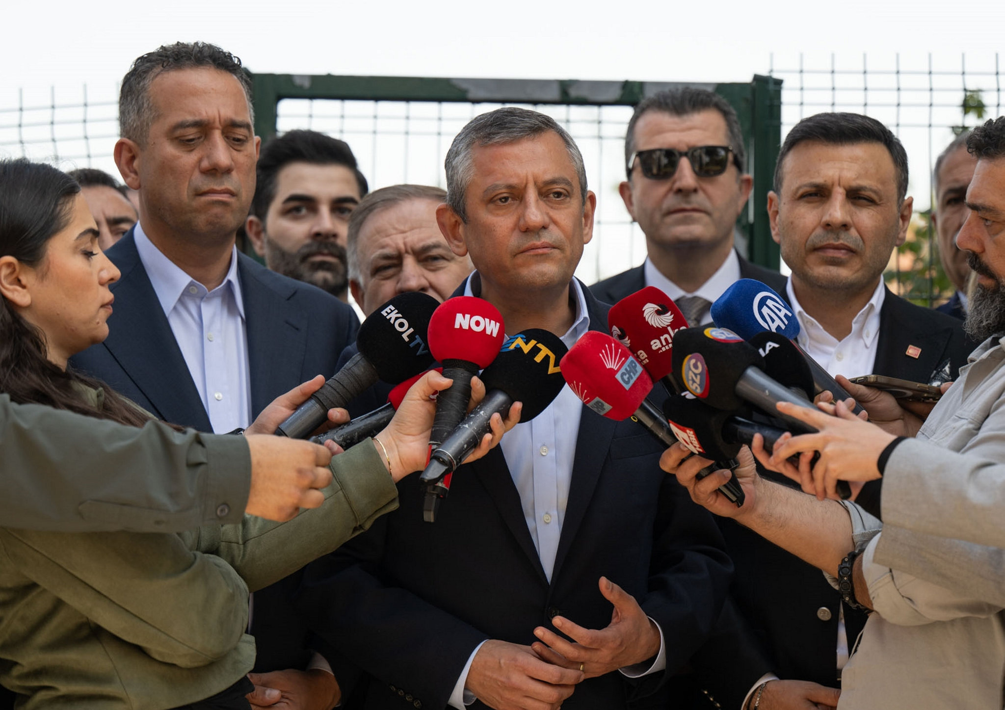 CHP genel başkanı Özgür Özel’e yapılan saldırı provokasyonunun arkasında kimler var?