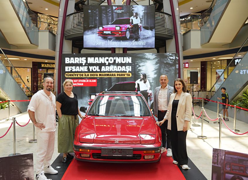 Barış Manço’nun kırmızı spor otomobili ziyaretçileriyle buluştu