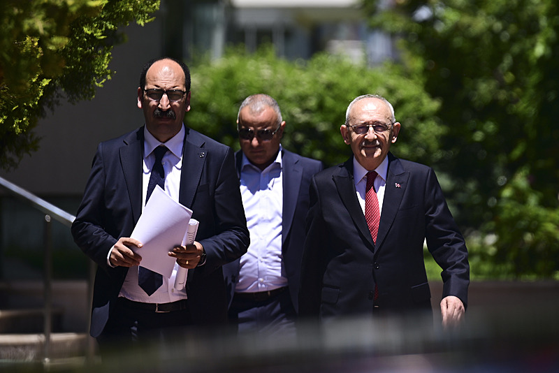 SON DAKİKA | CHP ortadan ikiye bölündü! Kemal Kılıçdaroğlu genel merkezde, Özgür Özel Meclis’te