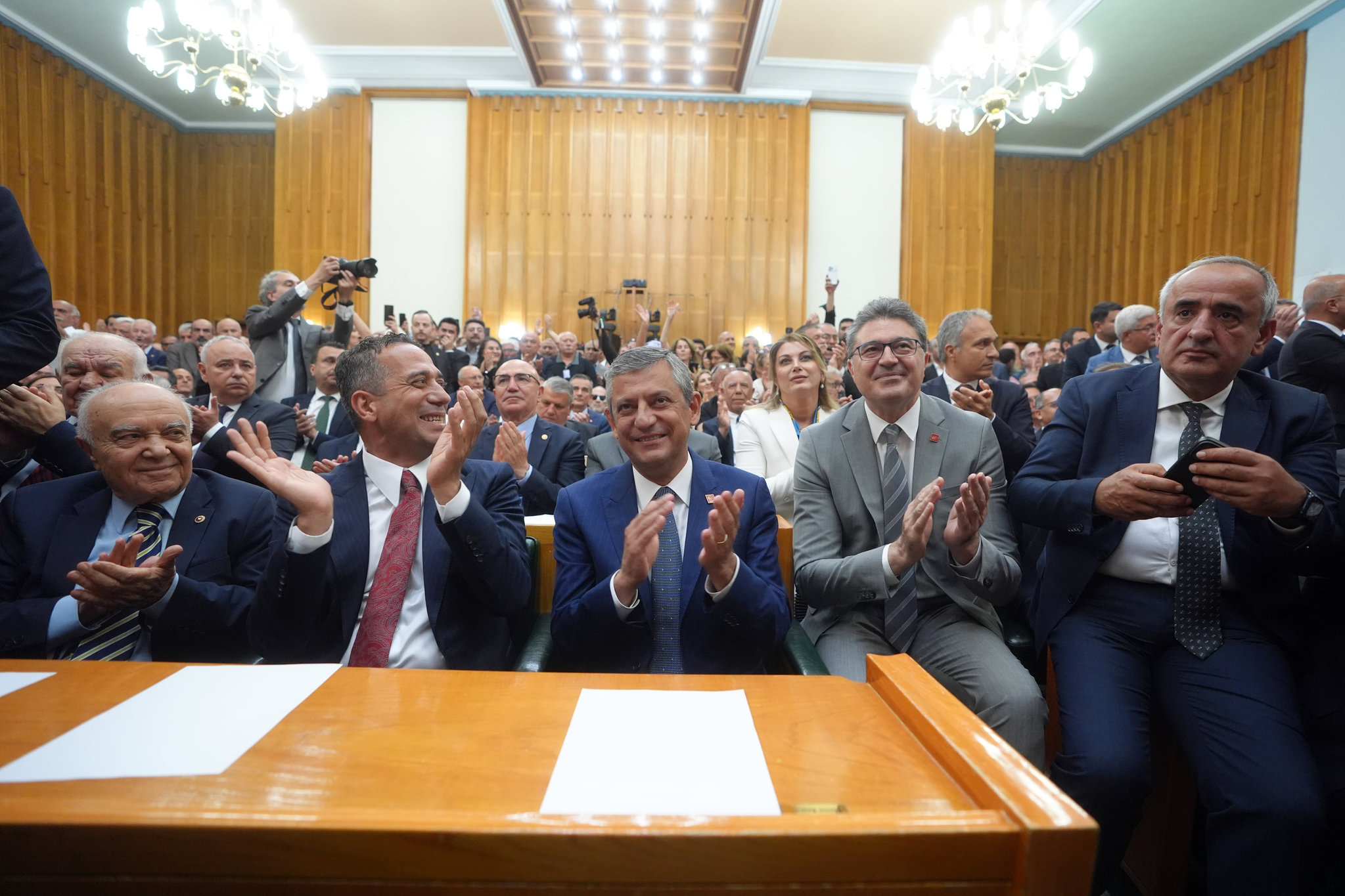 SON DAKİKA | CHP ortadan ikiye bölündü! Kemal Kılıçdaroğlu genel merkezde, Özgür Özel Meclis’te