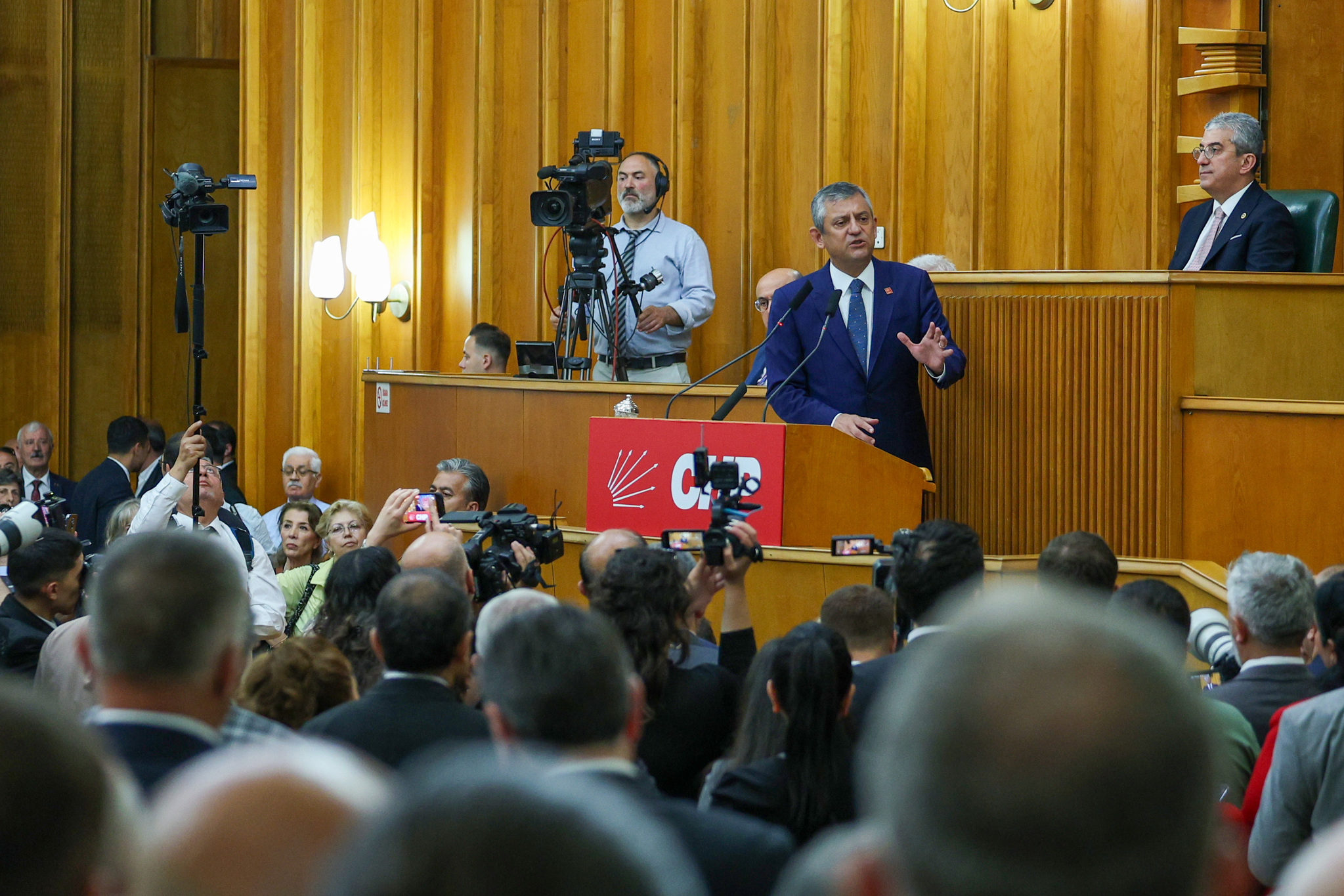 SON DAKİKA | CHP ortadan ikiye bölündü! Kemal Kılıçdaroğlu genel merkezde, Özgür Özel Meclis’te