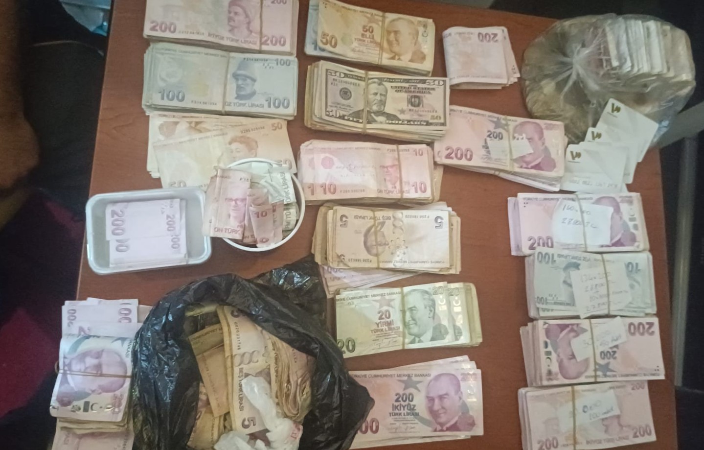SON DAKİKA | Gezi maskeli FETÖ kampı! AVM emanet dolaplarında gizli para trafiği