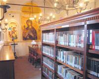 Cunda’nın tarihi manastırındaki kitaplık