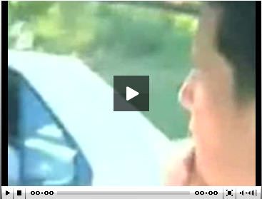 Göğüslerini gösterirken kaza yaptı-1