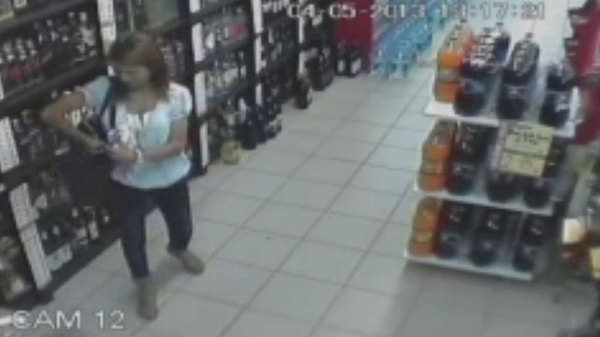 Marketten içki çalarken güvenlik kameralarına yakalandı