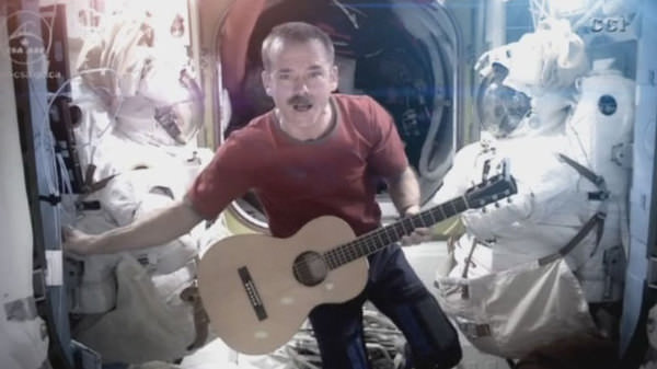 Kanadalı astronot Hadfield uzayda ilk müzik kaydını yaptı
