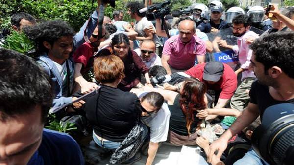 Taksim’deki gezi parkı eylemcilerine polis müdahalesi