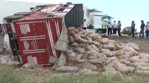 Aksaray'da patates kamyonu devrildi