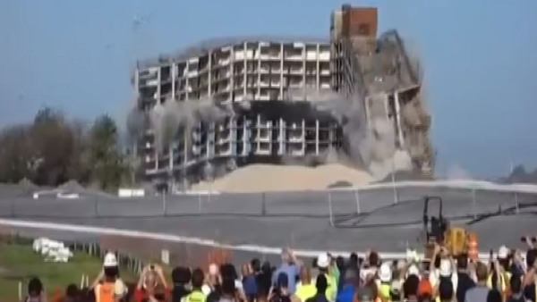 11 katlı bina saniyeler içinde yıkıldı