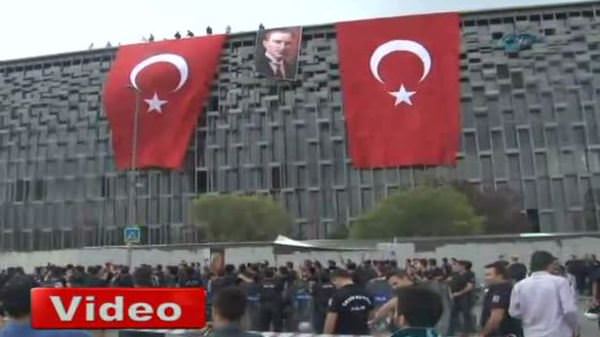 Polis sloganlar eşliğinde AKM'ye bayrak astı