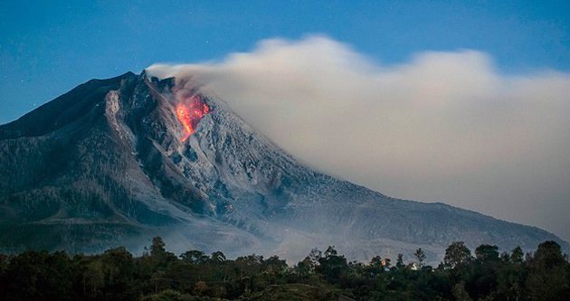 Sinabung Yanardağı’nda korkutan patlama