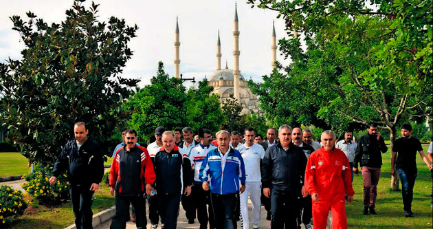 Adana bürokrasisi sağlık için yürüdü