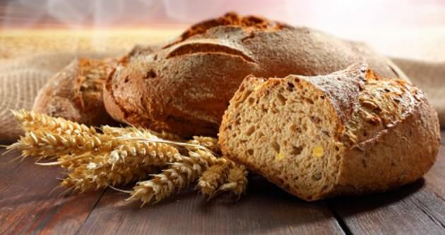 Sağlık için tam buğday ekmeği yiyin