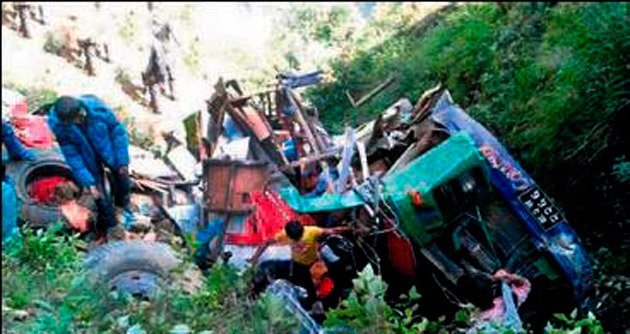 Nepal’de otobüs devrildi: 14 ölü