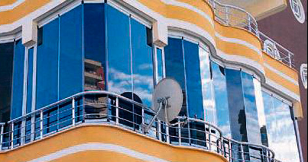 Cam balkon sistemlerinde estetik ve konfor sunuyor