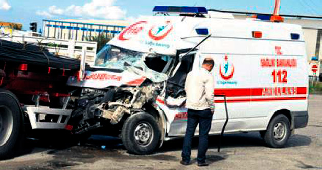 Hasta taşıyan ambulans TIR’a çarptı