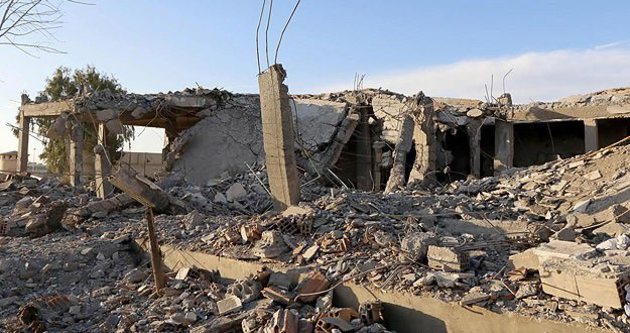 Koalisyon güçleri Rakka’daki Esad rejimi binalarını bombaladı