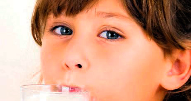 Özgür hisseden çocuk süt içiyor