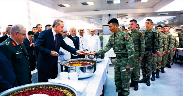 Erdoğan askerlere forslu aşure dağıttı