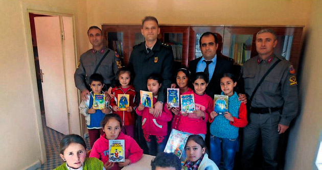 Jandarma ekiplerinden ilköğretime kütüphane