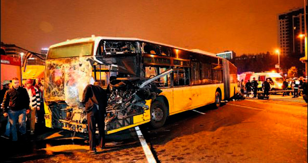 Minibüs metrobüse çarptı: 1 ölü
