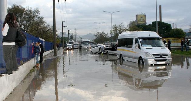 İzmir’de yağmur yaşamı olumsuz etkiledi