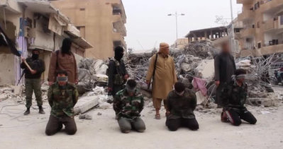IŞİD 4 suriyeli askeri o binanın önünde infaz etti