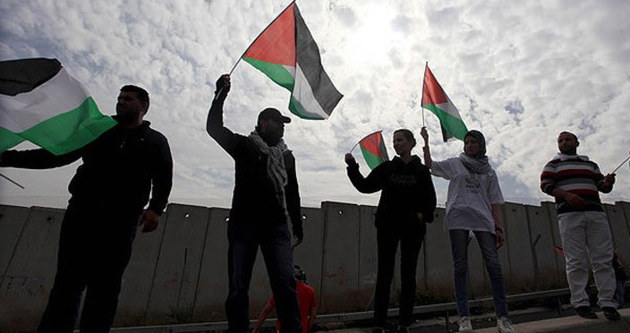 İsrail Filistin bayrağı taşıyanları cezalandıracak