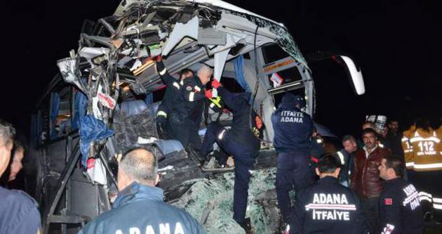 Adana’da yolcu otobüsü TIR’a çarptı