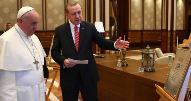 Papa’ya Fatih’in Bosna fermanını hediye etti