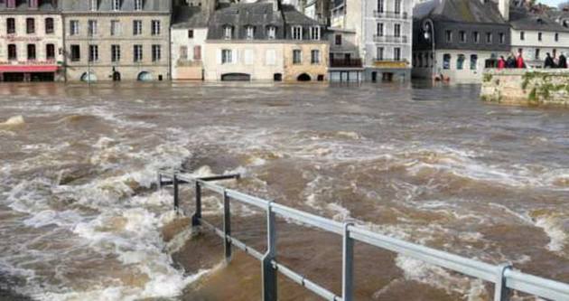 Fransa’yı sel vurdu: 5 ölü