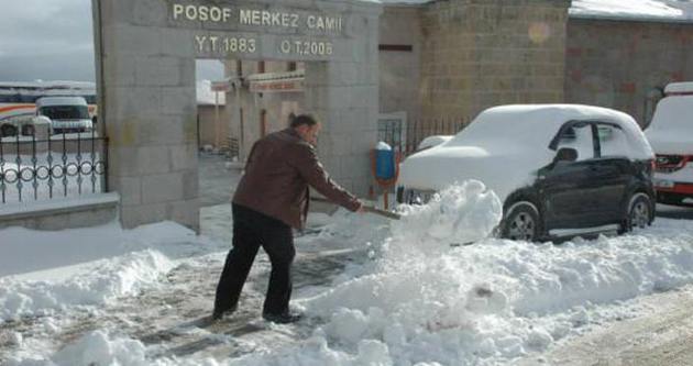 Posof’ta 20 köy yolunu kar kapattı