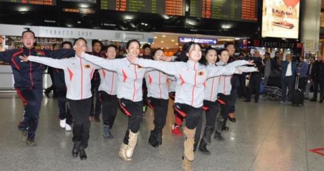 Moğol dansçılardan havalimanında gösteri