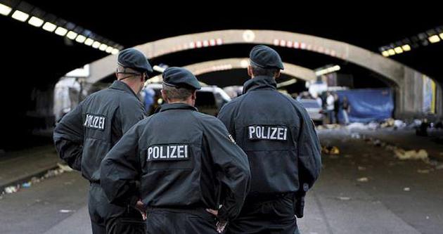 Almanya’da camiye polis baskını!