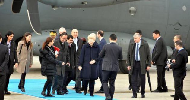 Litvanya Cumhurbaşkanı askeri uçakla geldi