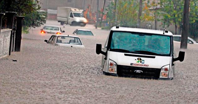 Antalya sokakları yağmura teslim